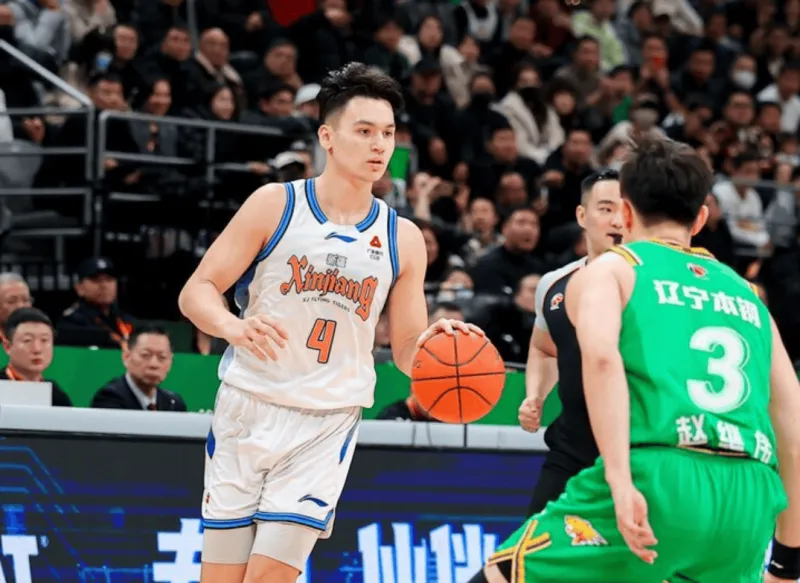 球速体育-伊力福拉提全场9中6，三分7中5得到21分4篮板4助攻