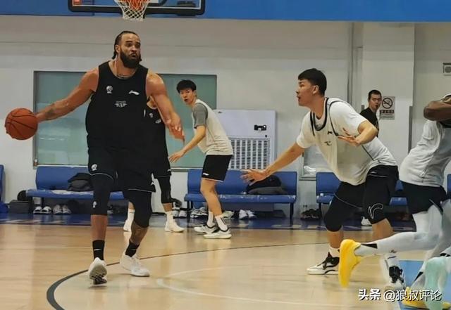 球速体育官网-北京队史最“轻松”顶薪：范子铭无缘主场生死战 季后赛至今0出场